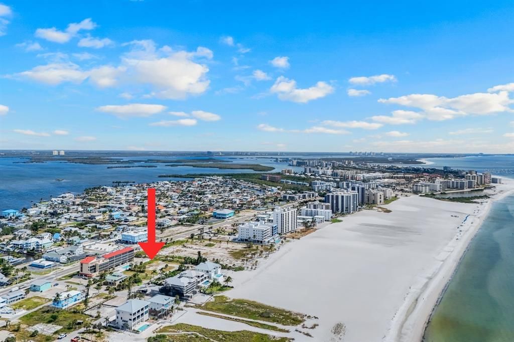 На продажу: $1,499,000 (0.38 acres)