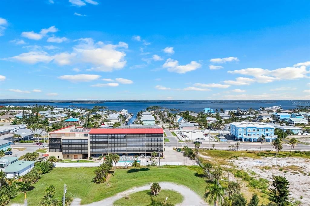 На продажу: $1,499,000 (0.38 acres)