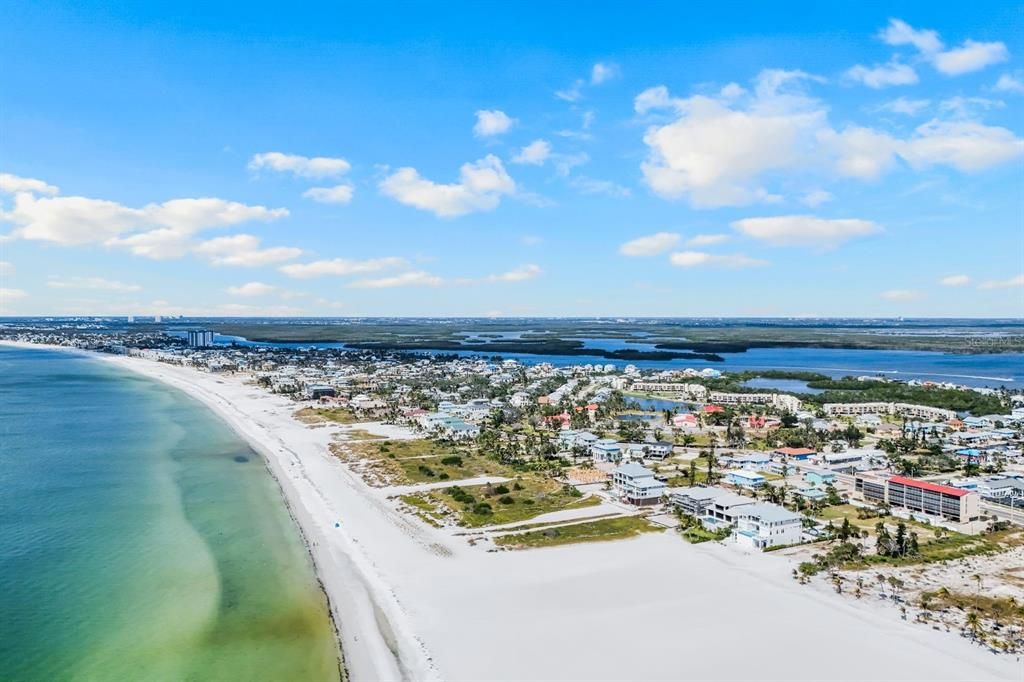 На продажу: $1,499,000 (0.38 acres)