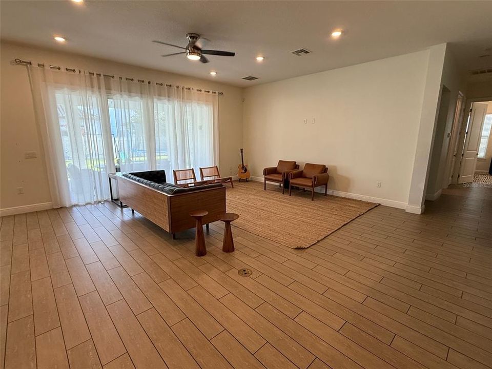 出租: $5,985 (7 贝兹, 6 浴室, 5253 平方英尺)