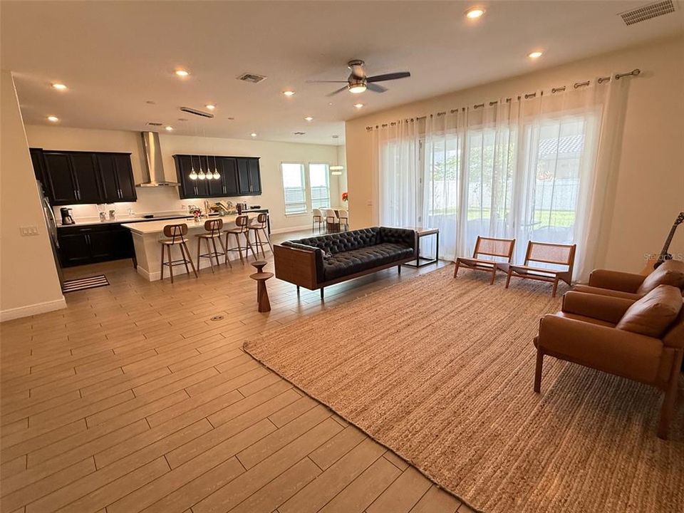 出租: $5,985 (7 贝兹, 6 浴室, 5253 平方英尺)