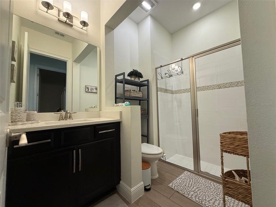 出租: $5,985 (7 贝兹, 6 浴室, 5253 平方英尺)