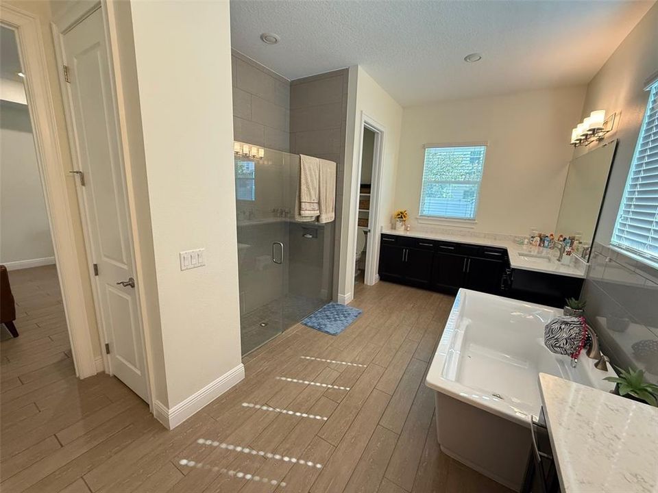 出租: $5,985 (7 贝兹, 6 浴室, 5253 平方英尺)