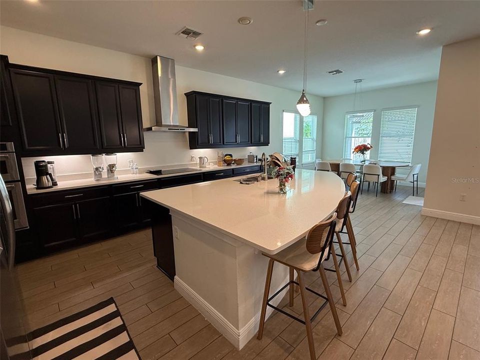 出租: $5,985 (7 贝兹, 6 浴室, 5253 平方英尺)