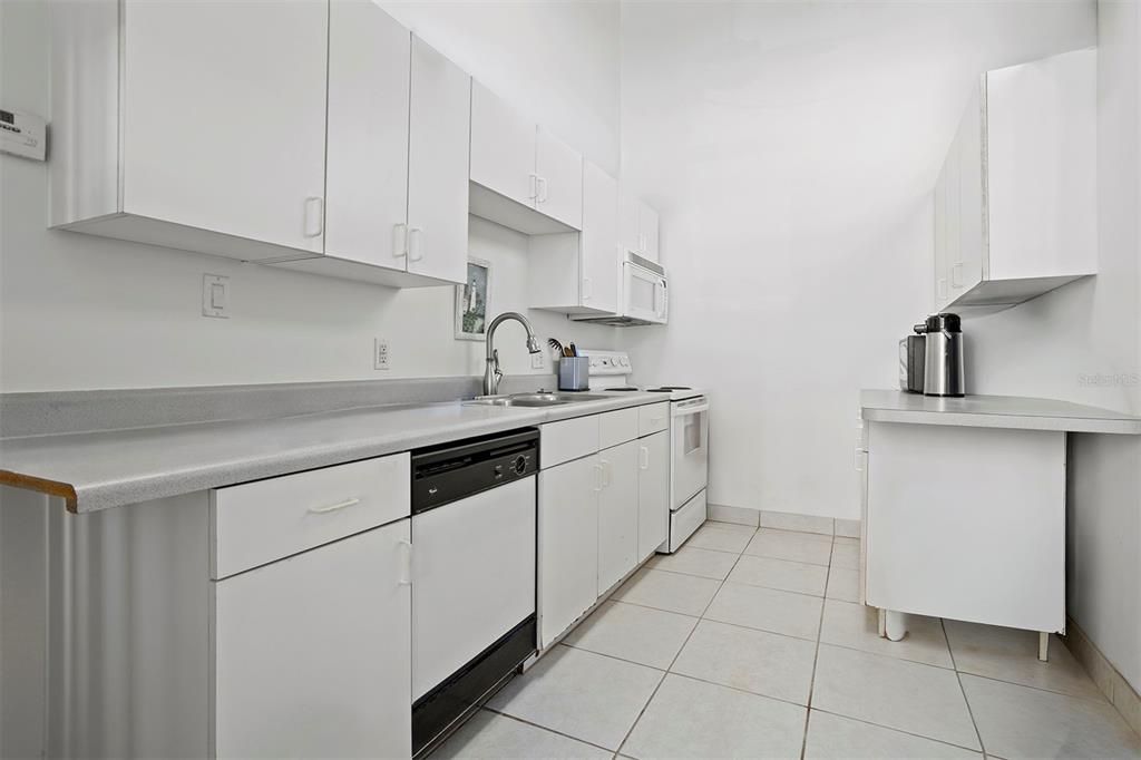 待售: $289,000 (2 贝兹, 2 浴室, 1062 平方英尺)