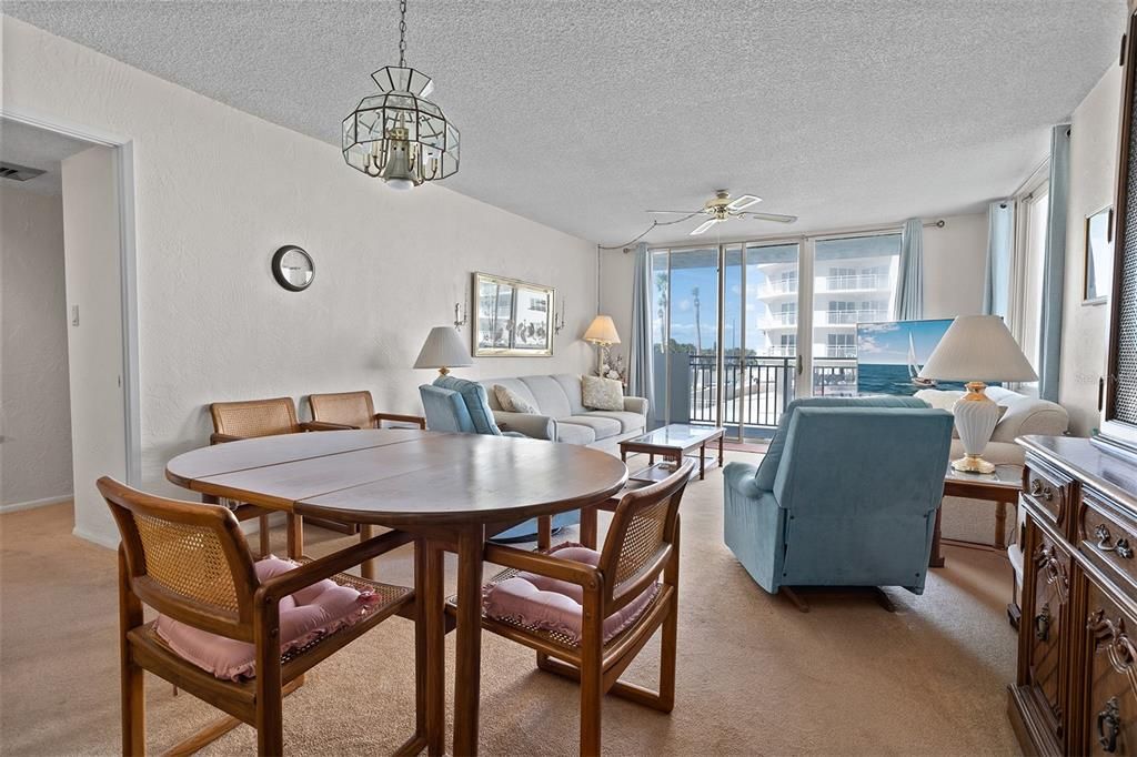 待售: $289,000 (2 贝兹, 2 浴室, 1062 平方英尺)