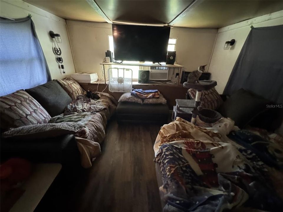 For Sale: $250,000 (2 beds, 1 baths, 612 Square Feet)