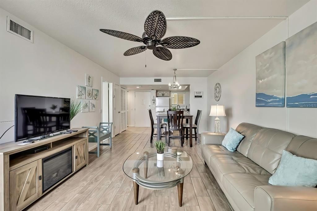 待售: $265,000 (1 贝兹, 1 浴室, 733 平方英尺)