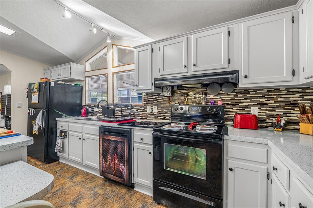 Под контрактом: $279,900 (3 спален, 2 ванн, 1713 Квадратных фут)