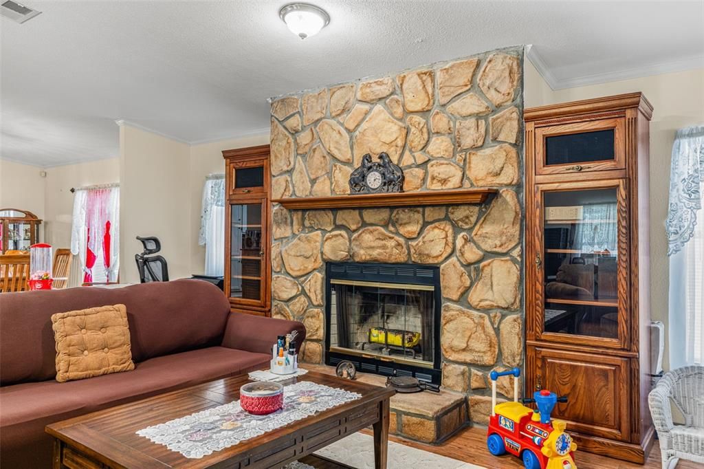 Под контрактом: $279,900 (3 спален, 2 ванн, 1713 Квадратных фут)