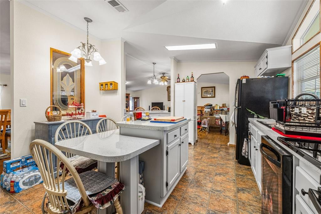 Под контрактом: $279,900 (3 спален, 2 ванн, 1713 Квадратных фут)