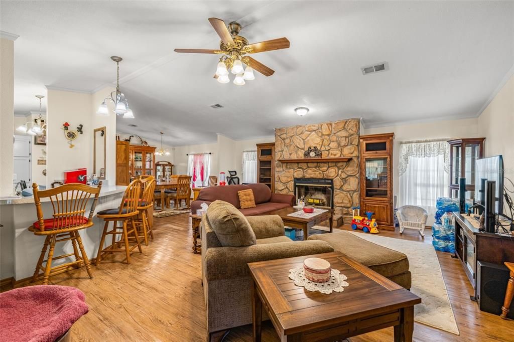 Под контрактом: $279,900 (3 спален, 2 ванн, 1713 Квадратных фут)