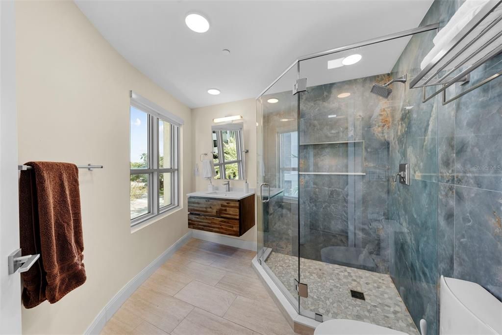 En Venta: $2,150,000 (2 camas, 2 baños, 2636 Pies cuadrados)