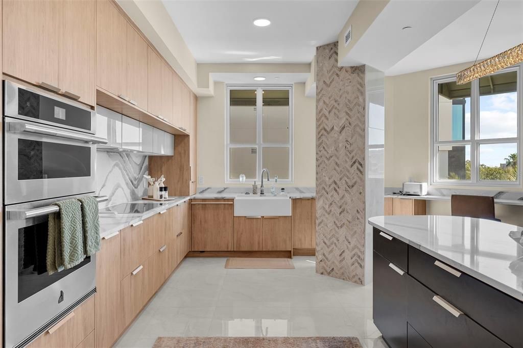 En Venta: $2,150,000 (2 camas, 2 baños, 2636 Pies cuadrados)