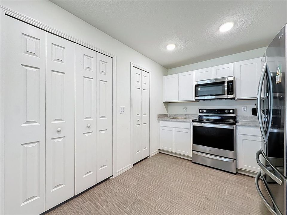 For Sale: $282,000 (3 beds, 2 baths, 1284 Square Feet)