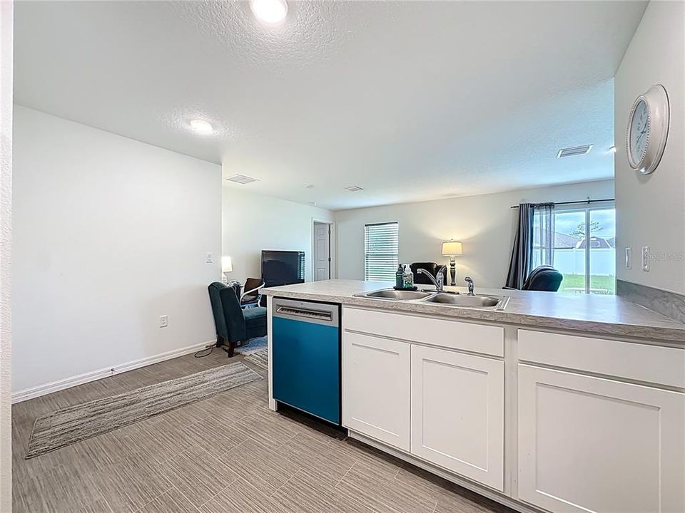 For Sale: $282,000 (3 beds, 2 baths, 1284 Square Feet)