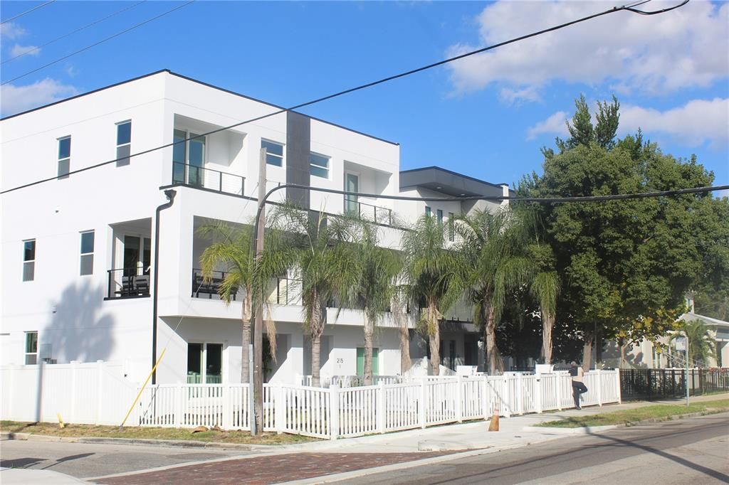 待售: $1,499,999 (0.40 acres)