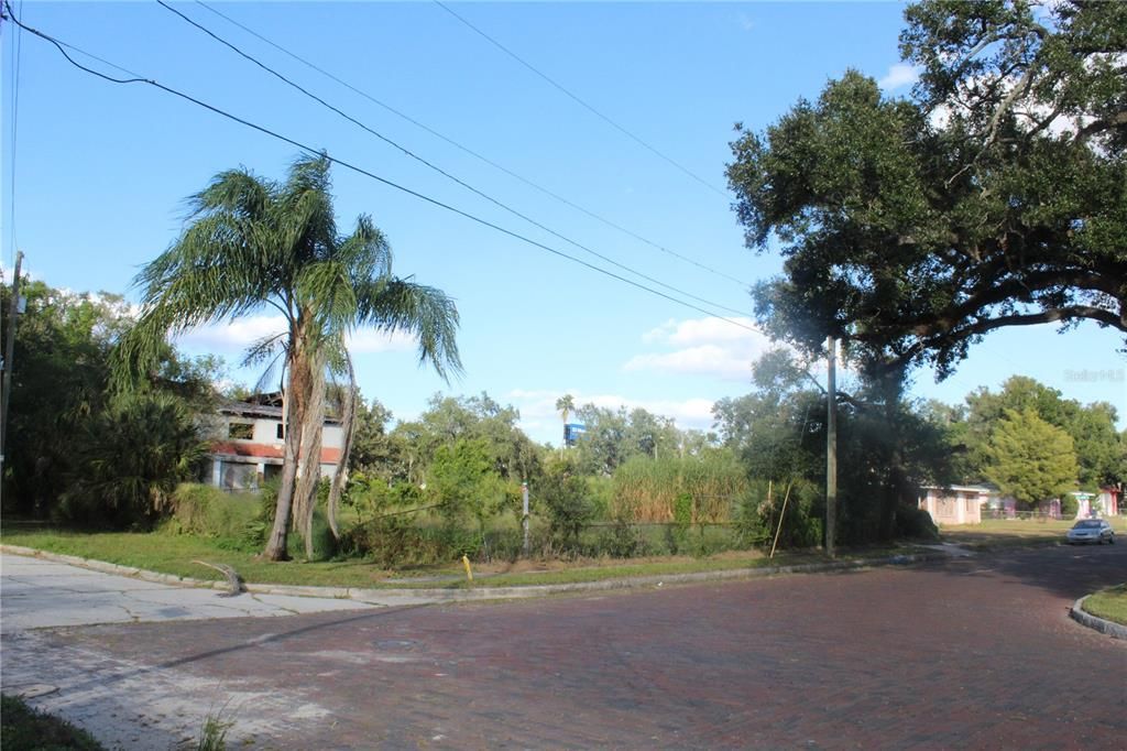 На продажу: $1,749,999 (0.44 acres)