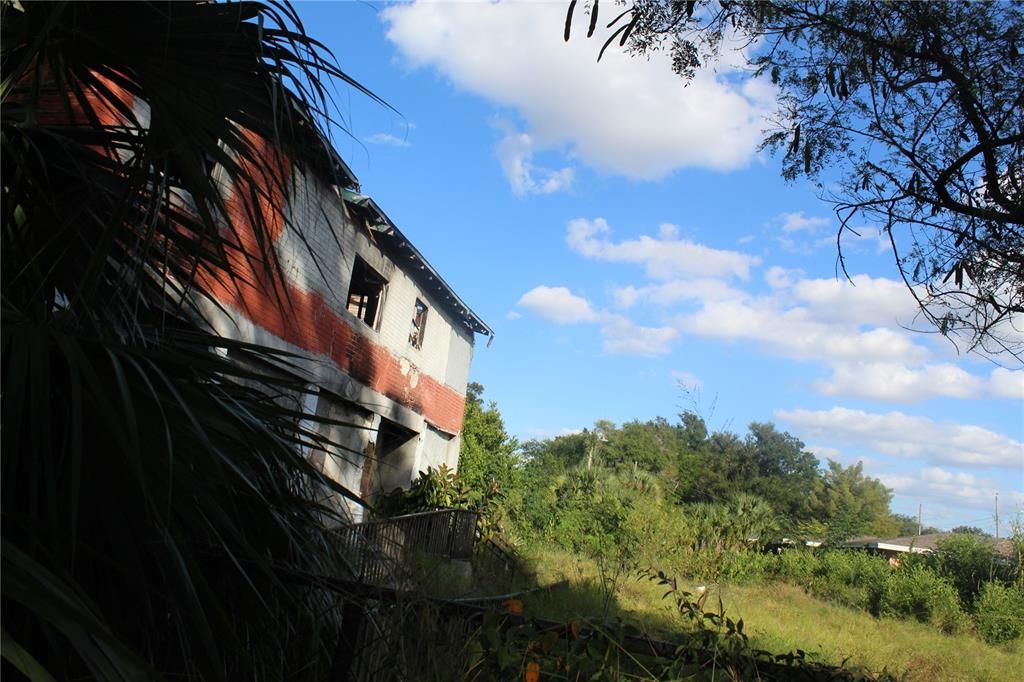 На продажу: $1,749,999 (0.44 acres)