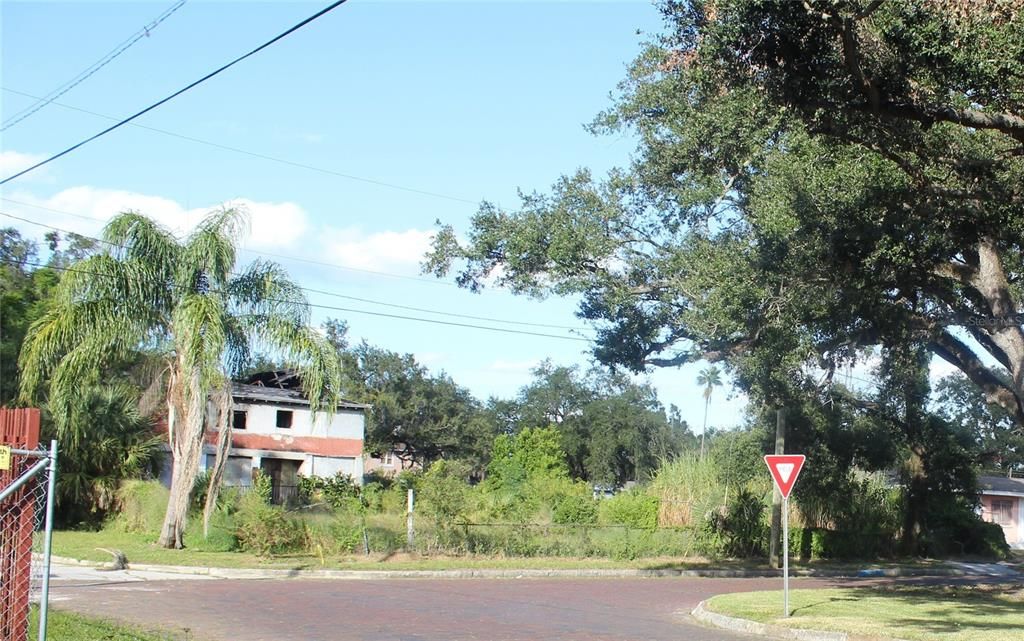 На продажу: $1,749,999 (0.44 acres)