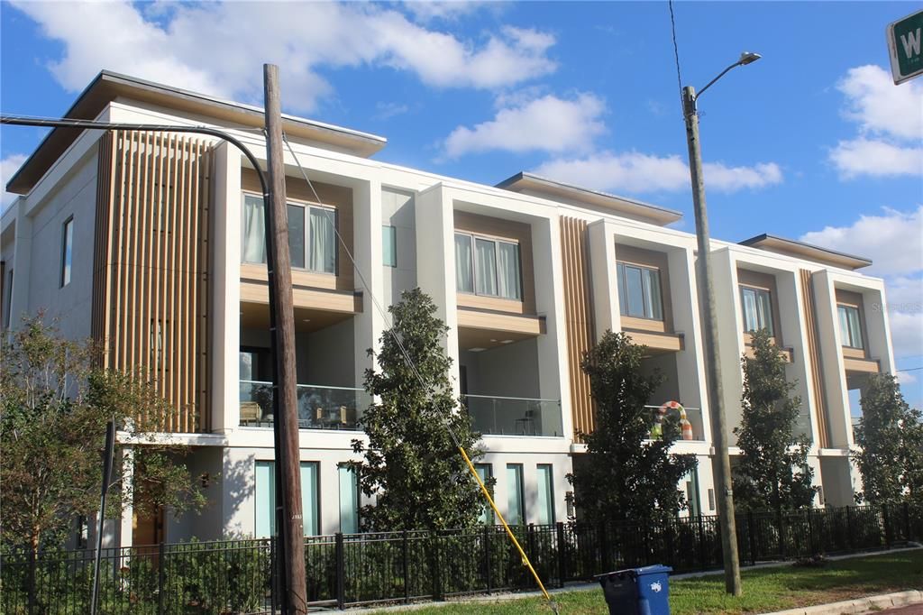 На продажу: $1,749,999 (0.44 acres)