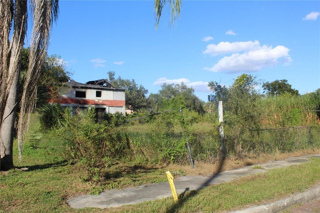 На продажу: $1,749,999 (0.44 acres)