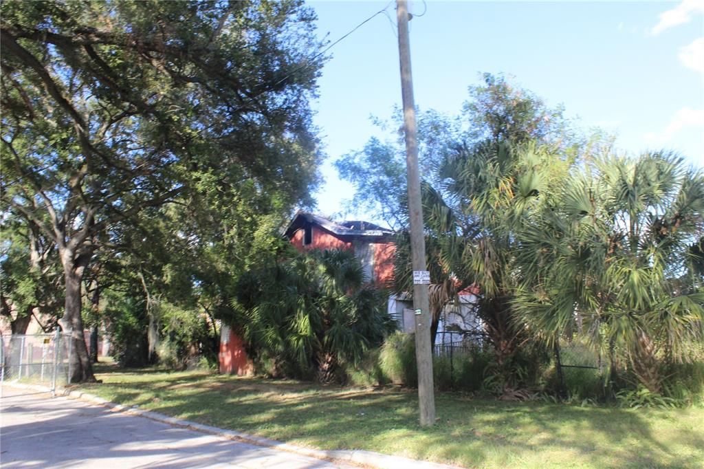 На продажу: $1,749,999 (0.44 acres)