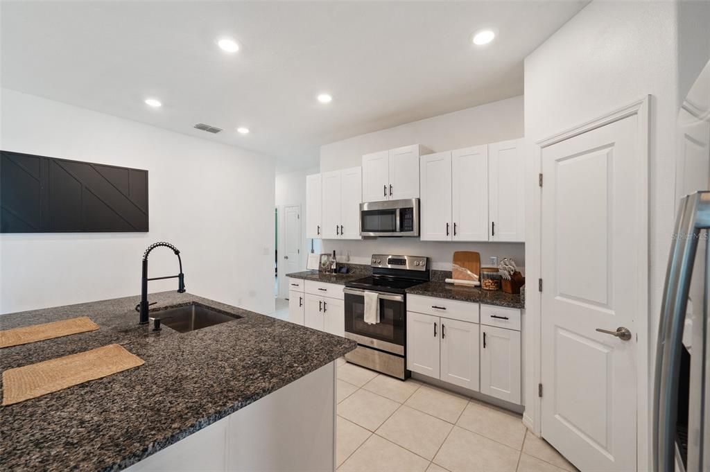 合同活跃: $290,000 (4 贝兹, 2 浴室, 1817 平方英尺)