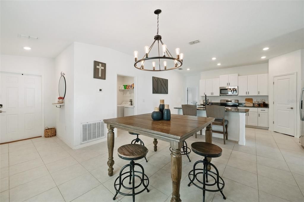 合同活跃: $290,000 (4 贝兹, 2 浴室, 1817 平方英尺)