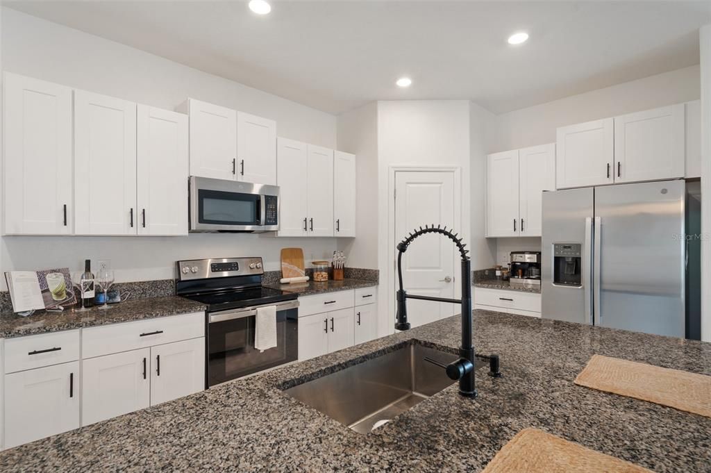 合同活跃: $290,000 (4 贝兹, 2 浴室, 1817 平方英尺)