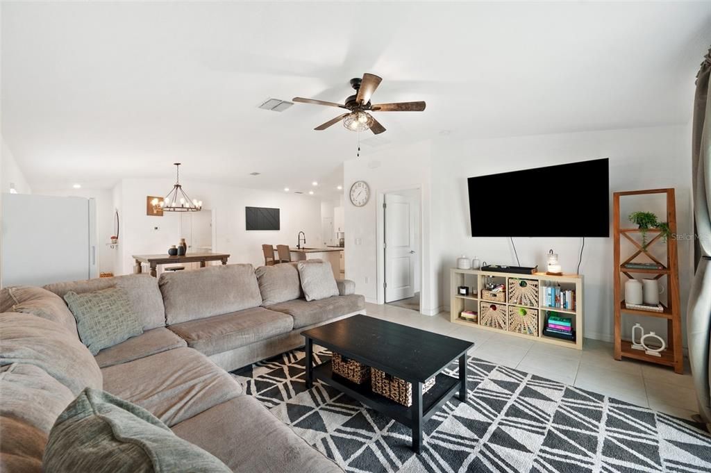 合同活跃: $290,000 (4 贝兹, 2 浴室, 1817 平方英尺)