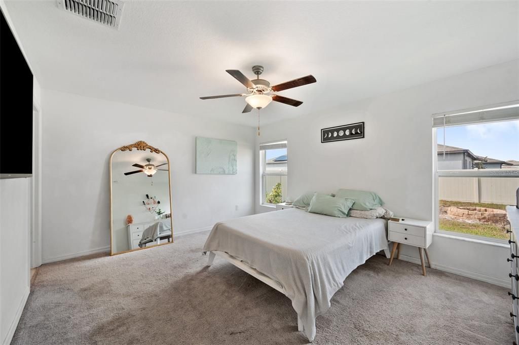 合同活跃: $290,000 (4 贝兹, 2 浴室, 1817 平方英尺)