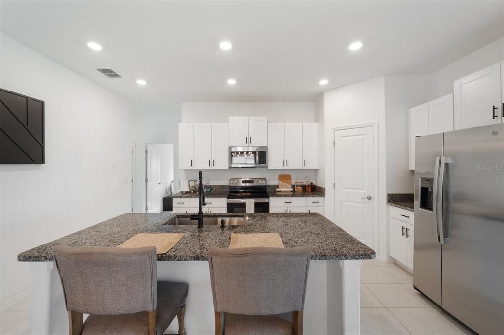 合同活跃: $290,000 (4 贝兹, 2 浴室, 1817 平方英尺)