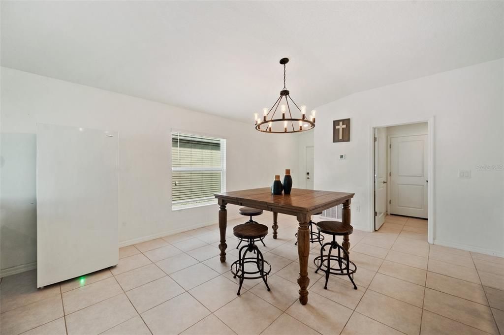 合同活跃: $290,000 (4 贝兹, 2 浴室, 1817 平方英尺)