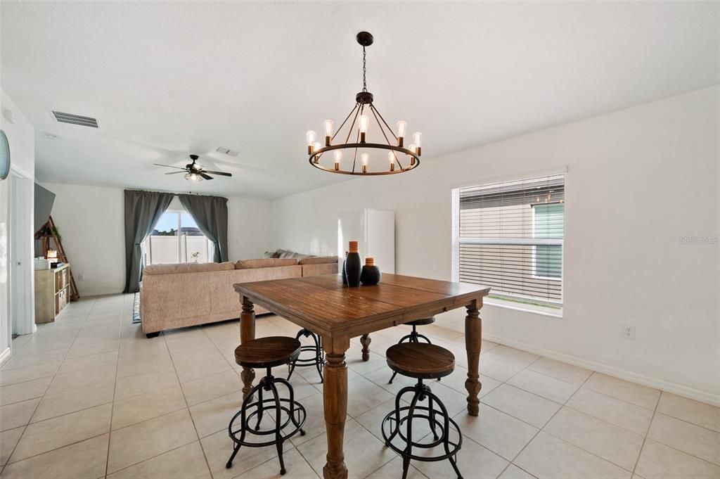 合同活跃: $290,000 (4 贝兹, 2 浴室, 1817 平方英尺)