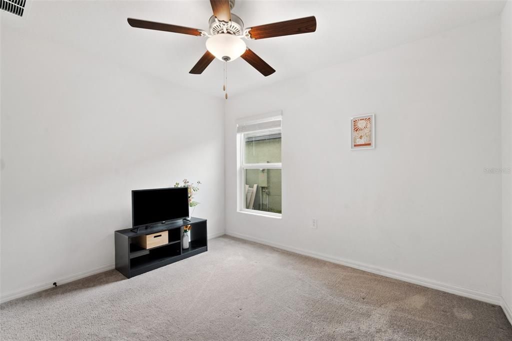 合同活跃: $290,000 (4 贝兹, 2 浴室, 1817 平方英尺)