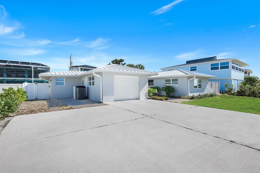 For Sale: $999,999 (3 beds, 2 baths, 2396 Square Feet)