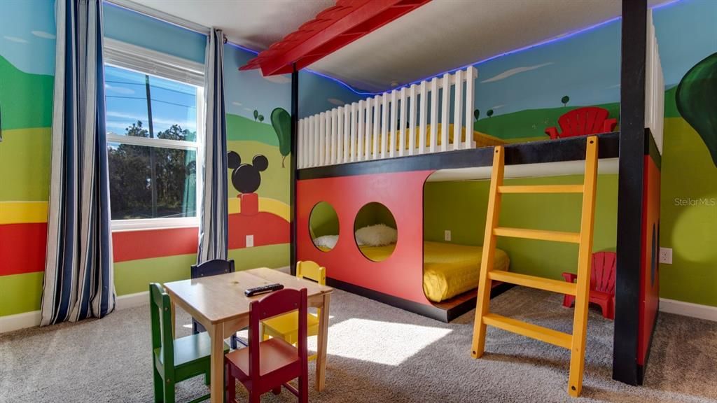 待售: $750,000 (7 贝兹, 5 浴室, 4019 平方英尺)