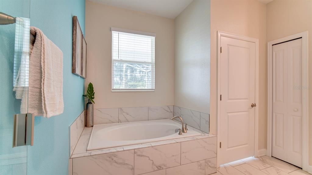 待售: $750,000 (7 贝兹, 5 浴室, 4019 平方英尺)