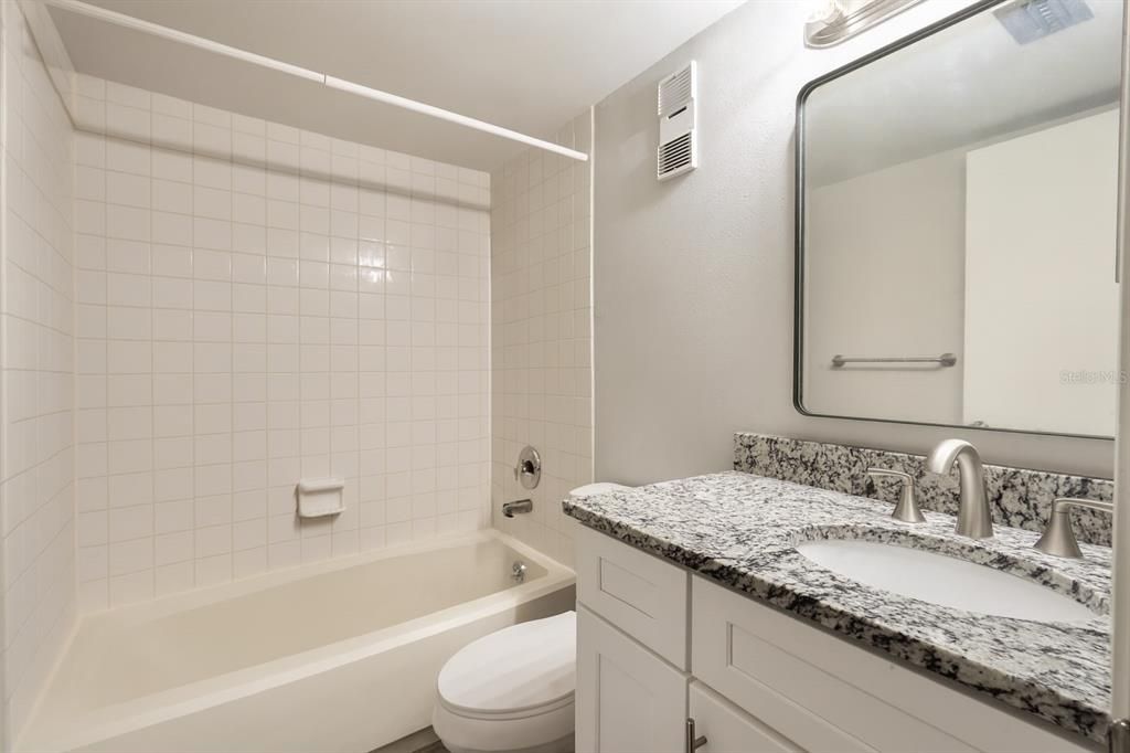 На продажу: $200,000 (2 спален, 2 ванн, 897 Квадратных фут)