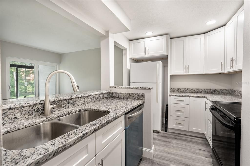 На продажу: $200,000 (2 спален, 2 ванн, 897 Квадратных фут)