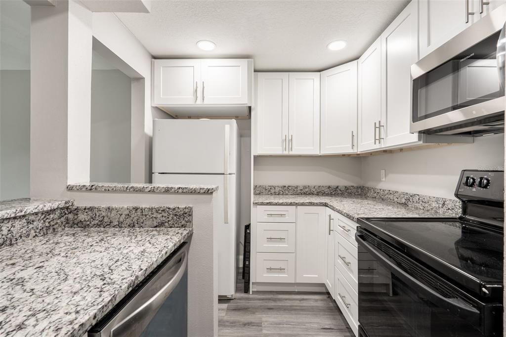 На продажу: $200,000 (2 спален, 2 ванн, 897 Квадратных фут)