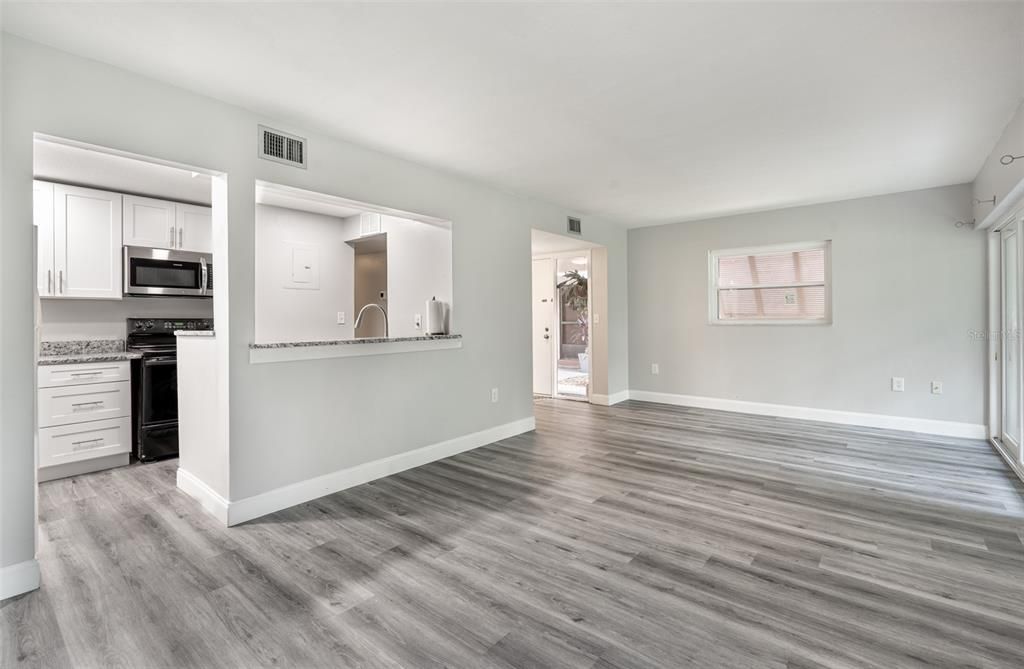 На продажу: $200,000 (2 спален, 2 ванн, 897 Квадратных фут)