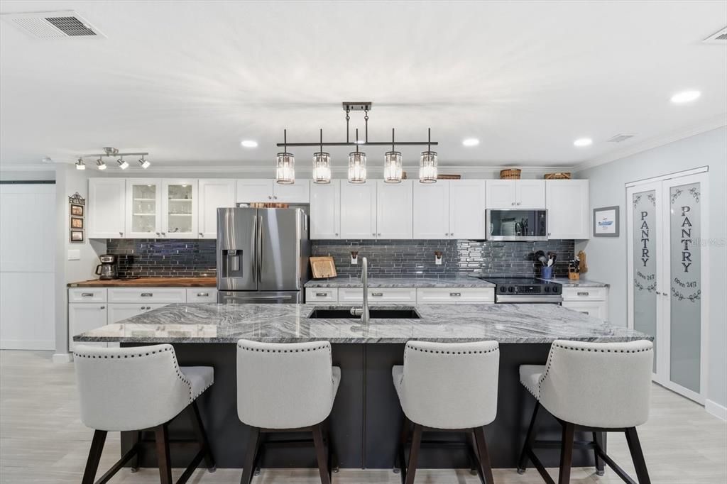 Под контрактом: $659,000 (3 спален, 2 ванн, 2146 Квадратных фут)