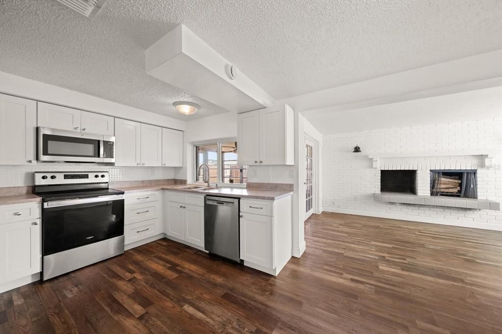 Active With Contract: $239,000 (3 beds, 2 baths, 1232 Square Feet)