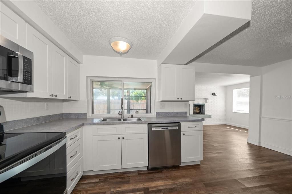 Active With Contract: $239,000 (3 beds, 2 baths, 1232 Square Feet)
