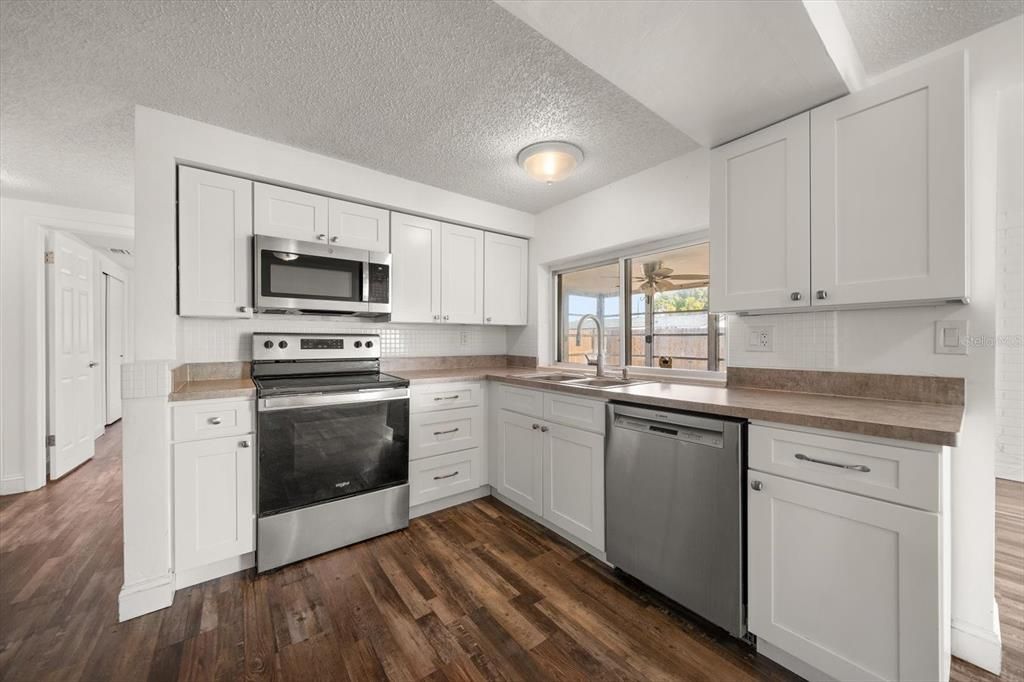 Active With Contract: $239,000 (3 beds, 2 baths, 1232 Square Feet)