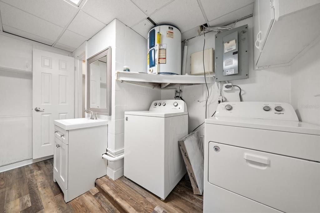 Active With Contract: $239,000 (3 beds, 2 baths, 1232 Square Feet)