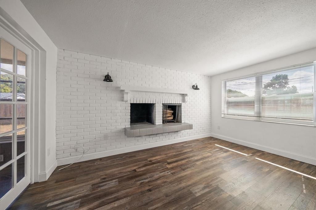 Active With Contract: $239,000 (3 beds, 2 baths, 1232 Square Feet)