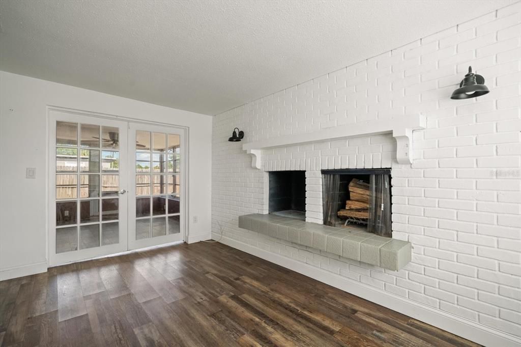 Active With Contract: $239,000 (3 beds, 2 baths, 1232 Square Feet)